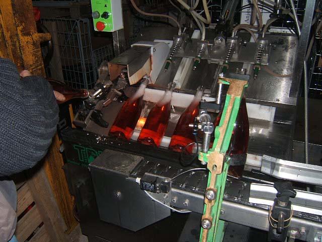 deg01 1.JPG - Dégorgement : les bouteilles sont décapsulées, la pression chasse le dépôt accumulé dans la capsule lors du remuage.